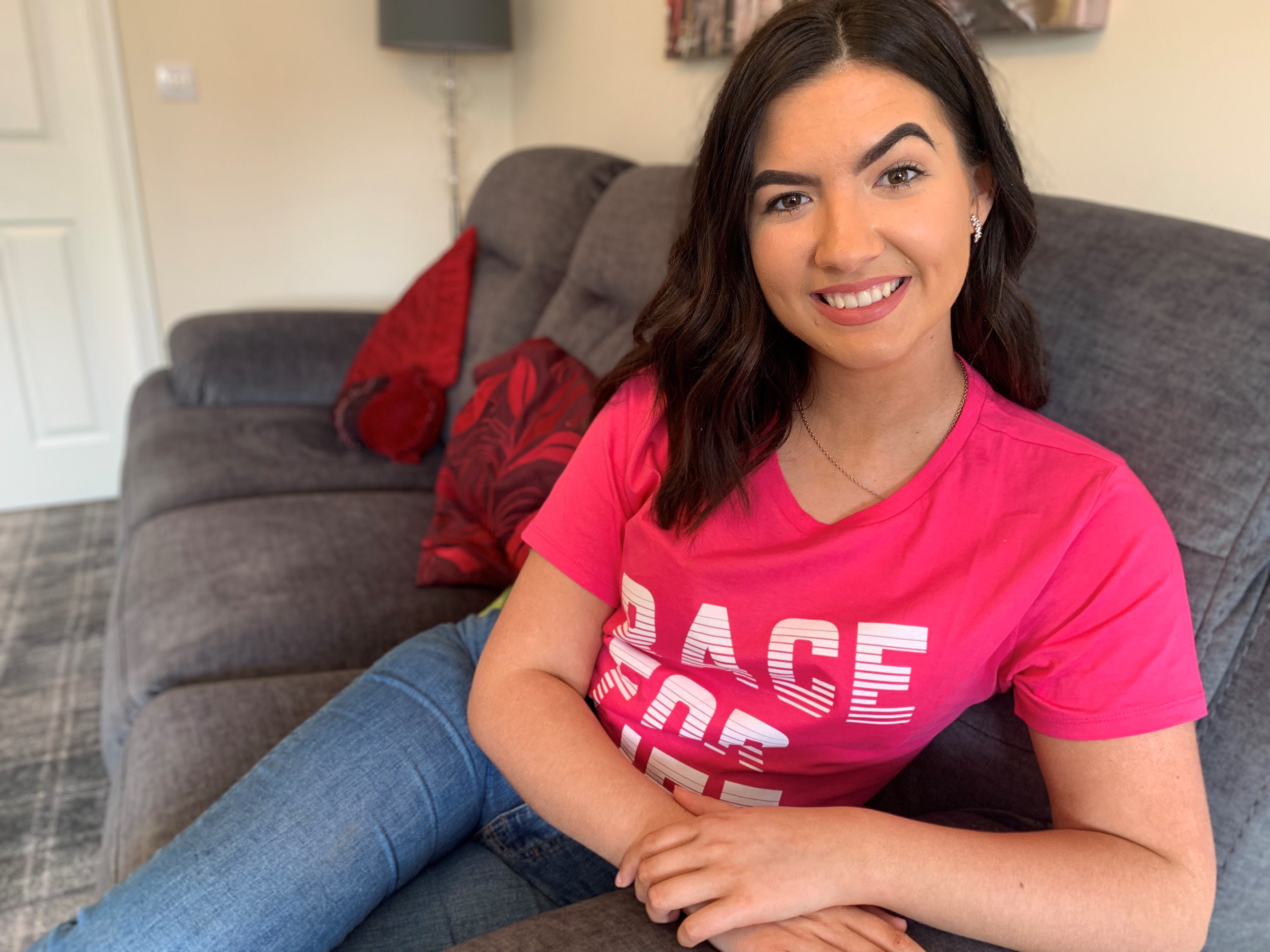 TEENAGER TWINS CHOSEN TO LAUNCH THE 25TH BIRTHDAY CELEBRATIONS OF RACE FOR LIFE IN SCOTLAND 7 Erin in Race for Life tshirt