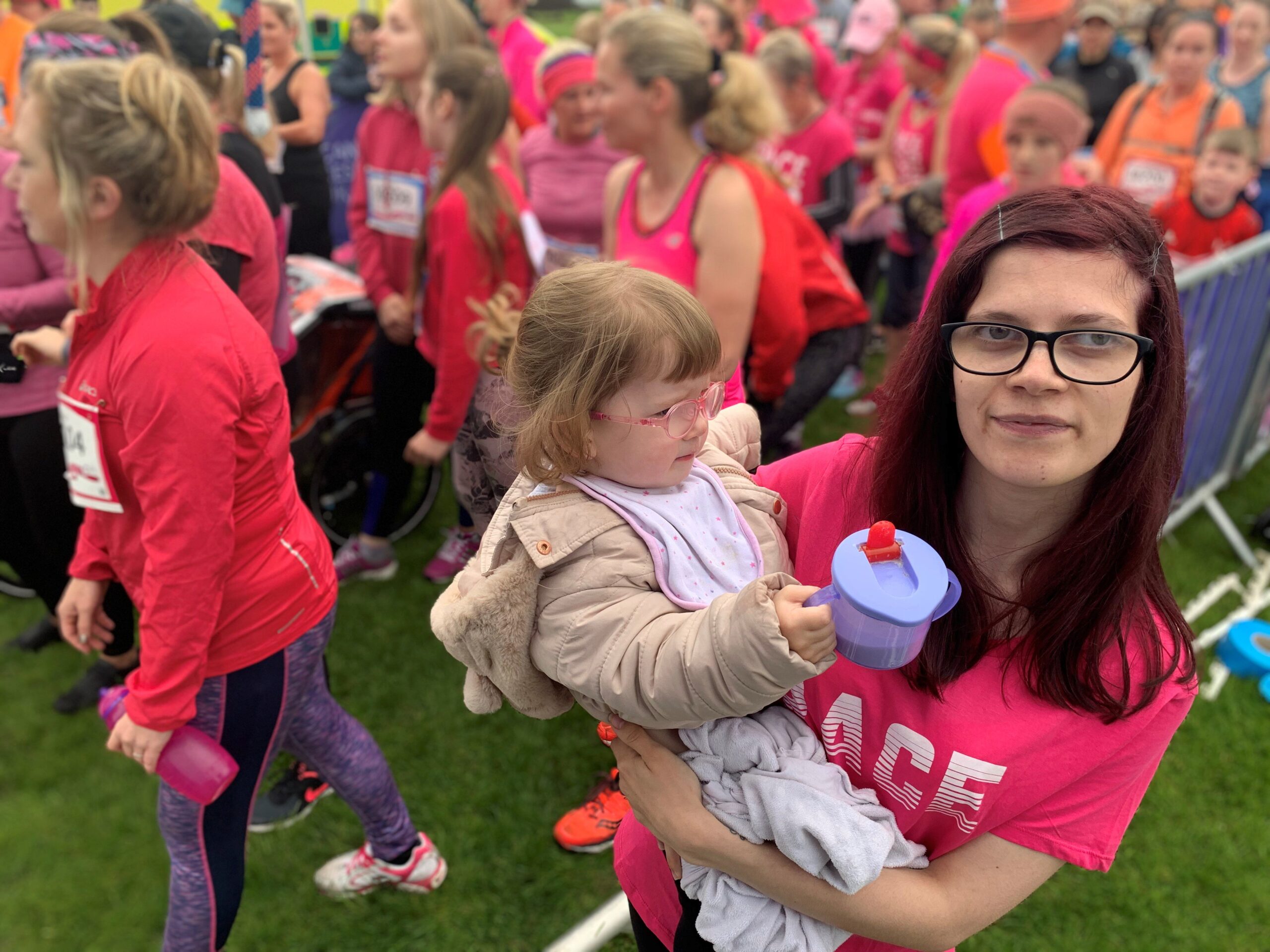 Race for Life VIP starter Shannon Murphy at the start line of Inverness with daughter Sophia scaled