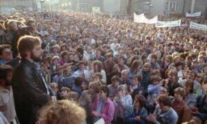 Bundesarchiv Bild 183 1989 1106 405 Plauen Demonstration vor dem Rathaus