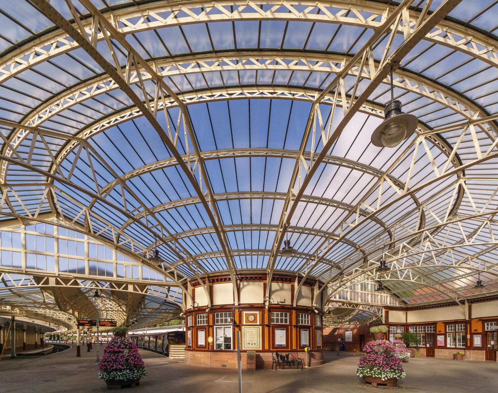 Wemyss Bay railway station concourse 2018 08 25 2 scaled