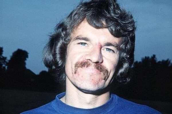 Jersey worn by Eddie McCreadie in 1967 win set to fetch £10,000 at auction