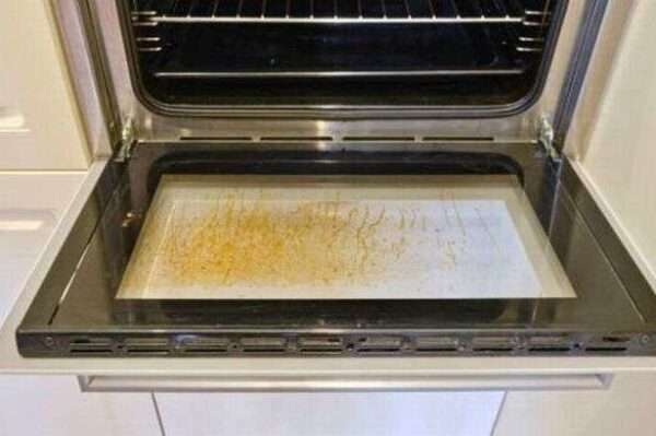 Cleaning hack to remove grease from oven glass in 30 minutes using one product